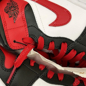 조던 1 미드 블랙 앤 짐레드 240