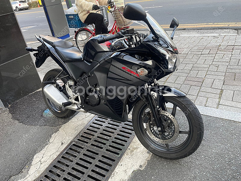 혼다 CBR125R 깨끗한 2016년식 팝니다--0