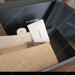 샤넬 플랩 클래식 장지갑 캐비어 화이트