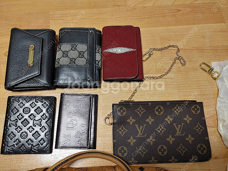 PRADA. GUGGI. LOUIS VUITTON. M...--4
