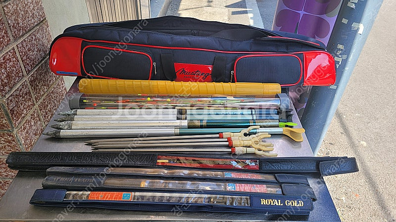 민물낚시대 4대.받침대 4대.찌.가방.전부 9만.시마노...--0