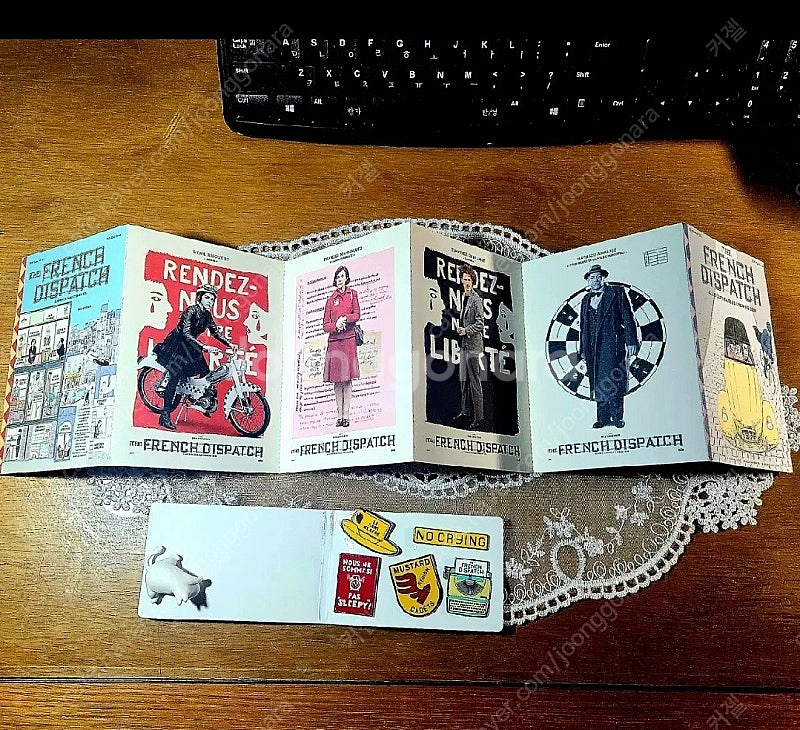 프렌치 디스패치 뱃지+엽서 세트--0