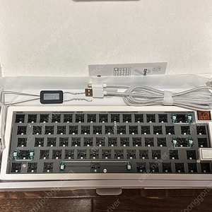 gmk67-s 화이트 판매합니다.