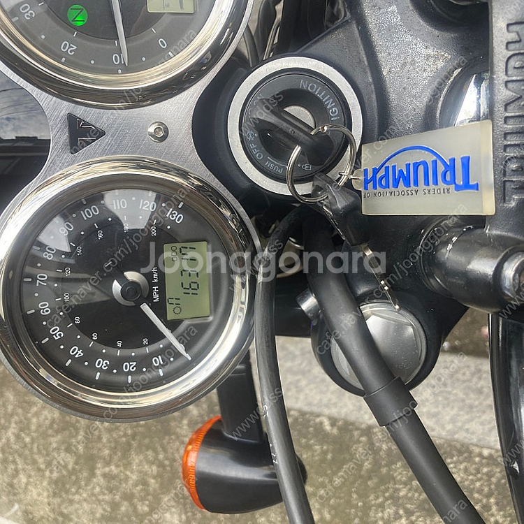 트라이엄프 본네빌 t120 블랙에디션 18년식--0