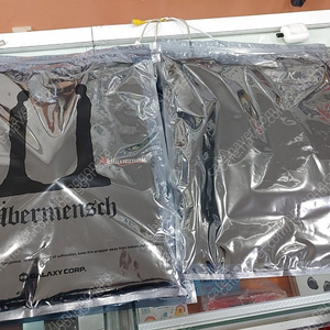 지디 지드래곤 전시 위버멘쉬 MD 롱슬리브 블랙/화이트 정가 팔아요