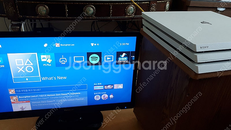 PS4 Pro 1테라 화이트 팝니다--0