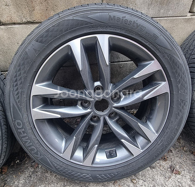 스팅어 17인치 휠 타이어 225 50 r17 판매 합니다.마제스--3