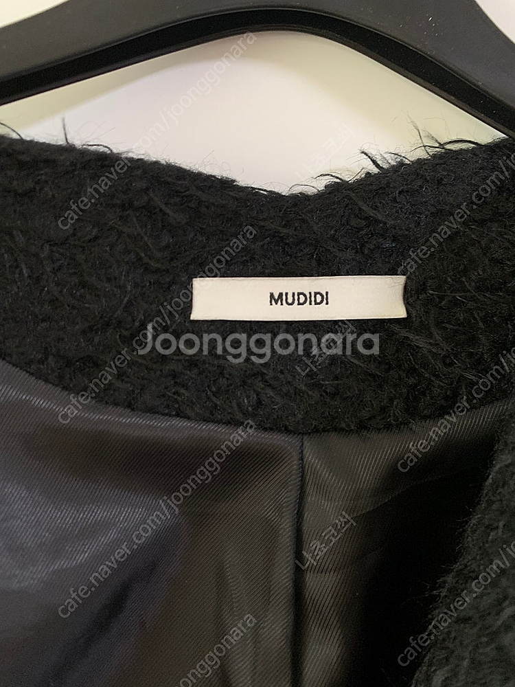 무디디 울 스캘럽 크롭 자켓 블랙색상 팝니다--5