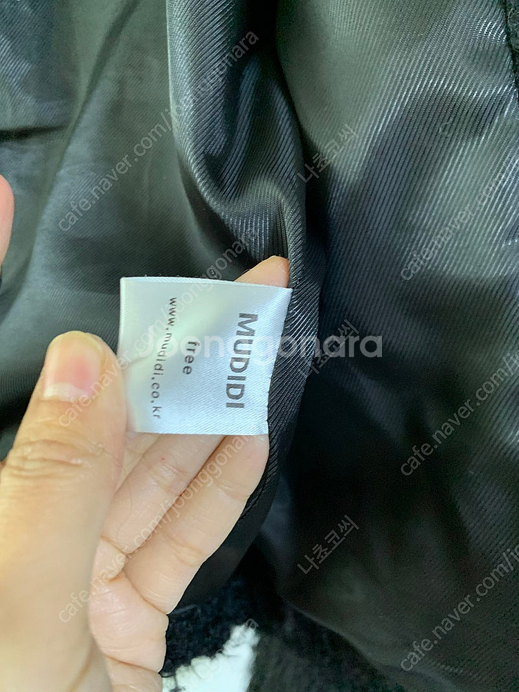무디디 울 스캘럽 크롭 자켓 블랙색상 팝니다--6