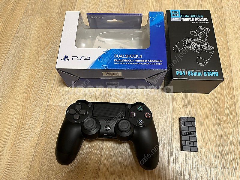 듀얼쇼크4 + 폰 홀더 + 8bitdo 리시버 팝니다.--0