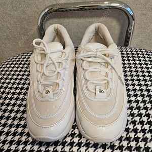 슈콤마보니 235