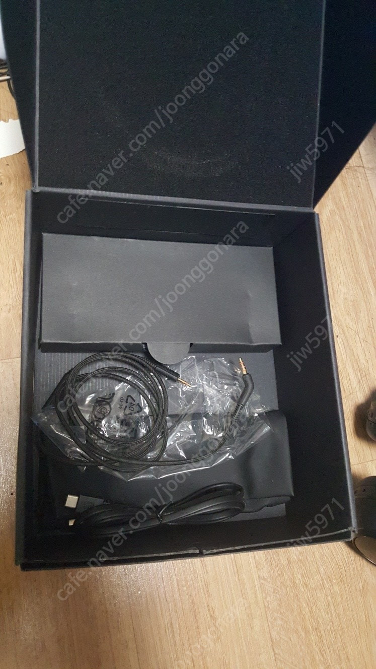 JBL CLUB 700BT 헤드셋 팝니다--3