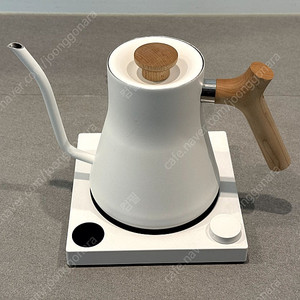 펠로우 드립포트 화이트 우드핸들 600ml 판매합니다.