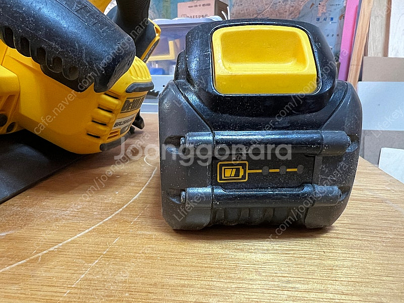 디월트 플렉스볼트60v 원형톱 DCS575 팝니다.(대...--3