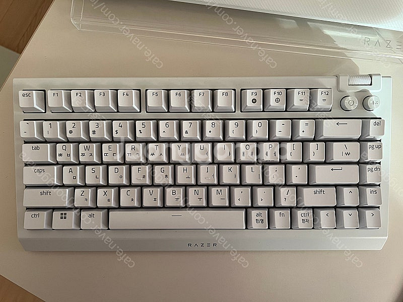 레이저 블랙위도우v4 화이트 키보드 팝니다.--0