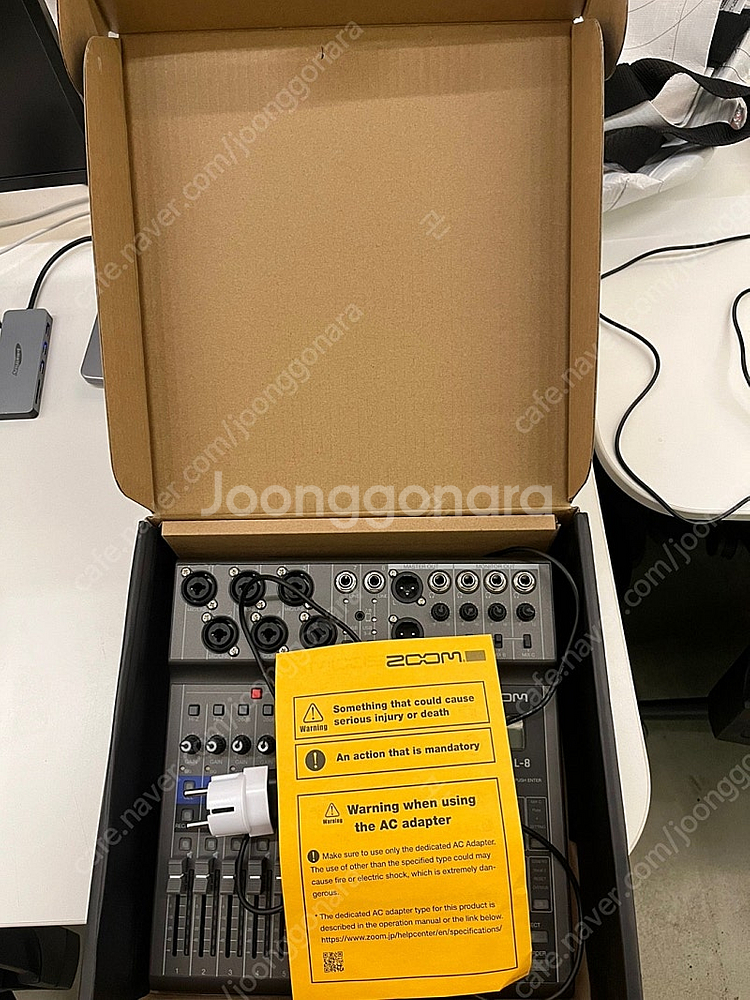 Zoom Livetrack L8 믹서 판매합니다--1