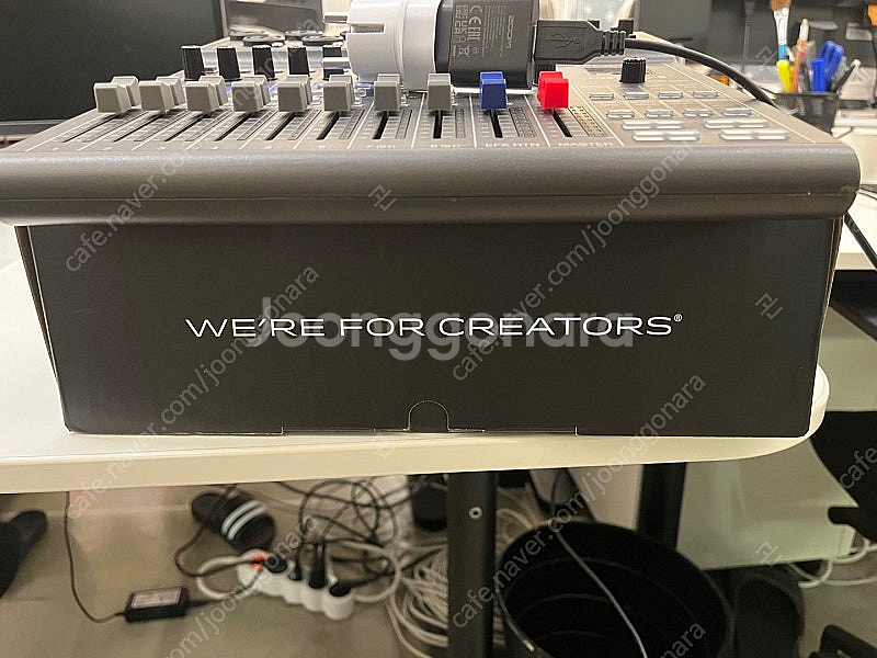 Zoom Livetrack L8 믹서 판매합니다--2