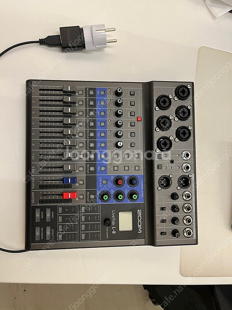 Zoom Livetrack L8 믹서 판매합니다--4