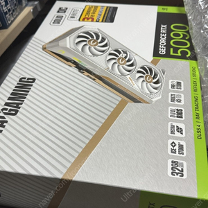 RTX5090 zotac solid oc white