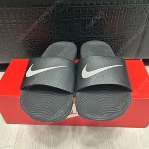 나이키 키즈 슬리퍼 판매해요.