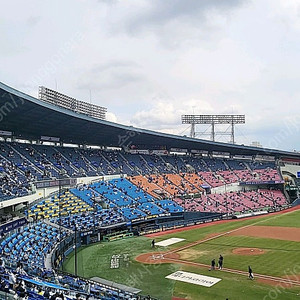 LG트윈스 vs 두산베어스 4월 11일 금 (두산 3루) 332블럭 우측 통로2연석