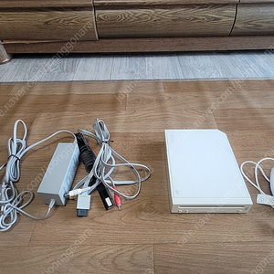 닌텐도 wii 판매합니다.(리모컨 외 모든 구성품 포함)
