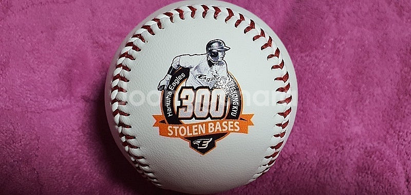 이용규 선수 300도루 기념구 팔아요--0