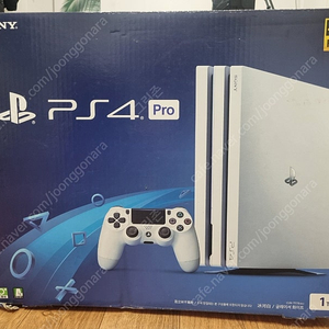PS4 Pro 화이트 1TB + 듀얼쇼크4 2개 + CD 2장 +전용충전기 + 먼지방지 키트 팝니다.