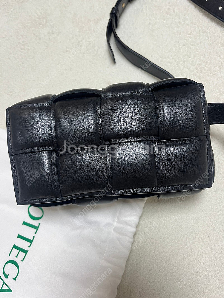 보테가베네타 패디드 카세트백 미니--0