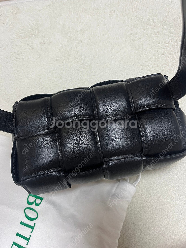 보테가베네타 패디드 카세트백 미니--1