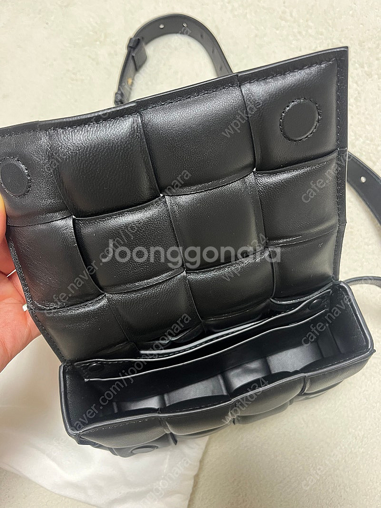 보테가베네타 패디드 카세트백 미니--2