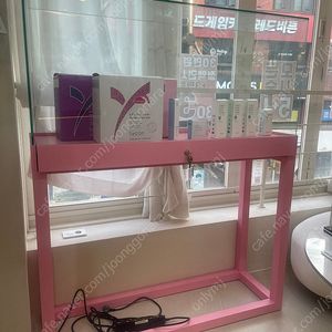 분홍색 유리 진열장
