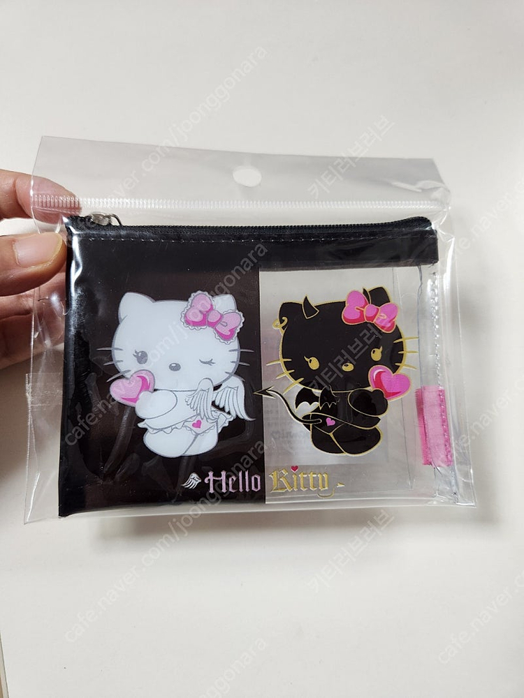 헬로키티 50주년 기념 한정 파우치 천사와 악마 이미지