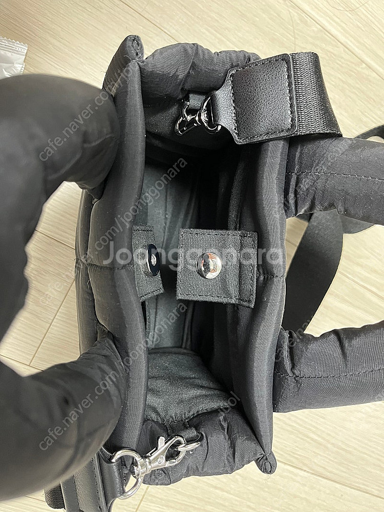 거의 새거 ㅡ 검정색 퀼팅 미니 크로스백 패딩 가방--0