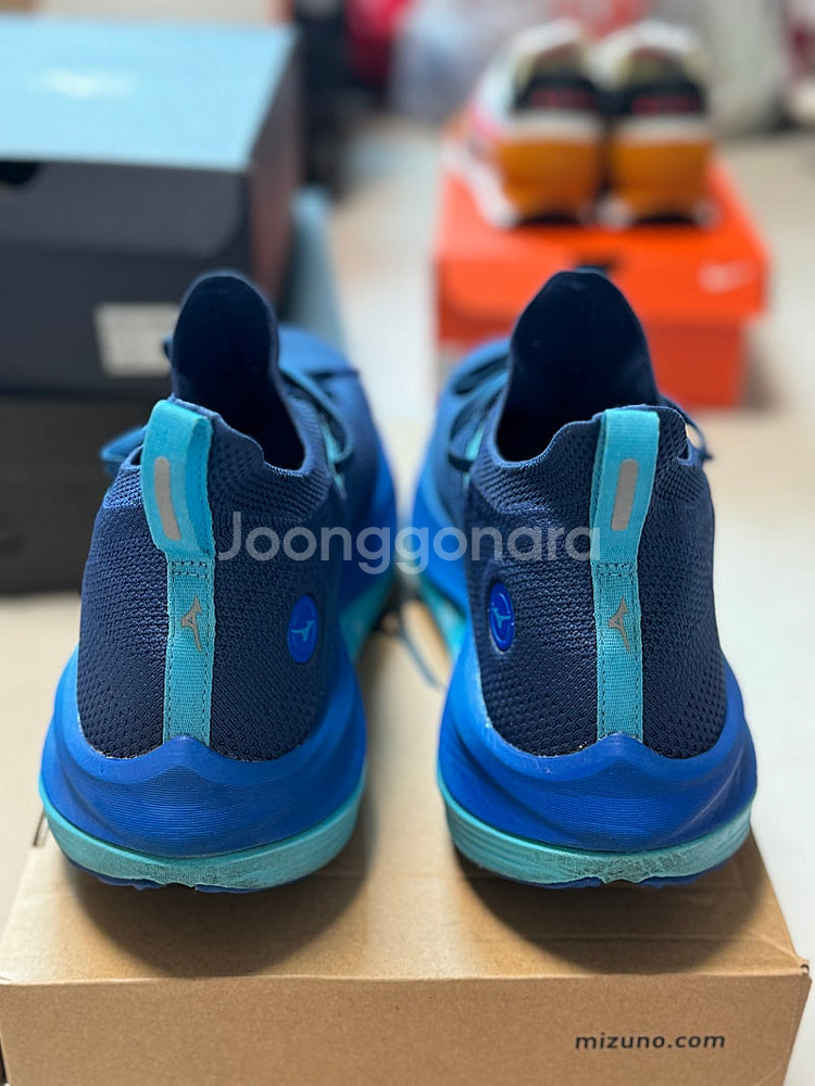 미즈노 러닝화 네오 비스타 275mm 상급 11만원--2