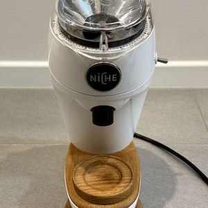 니체제로 커피 그라인더 화이트 판매합니다.