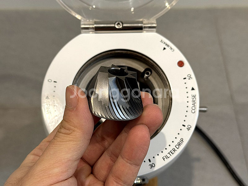 니체제로 커피 그라인더 화이트 판매합니다.--3