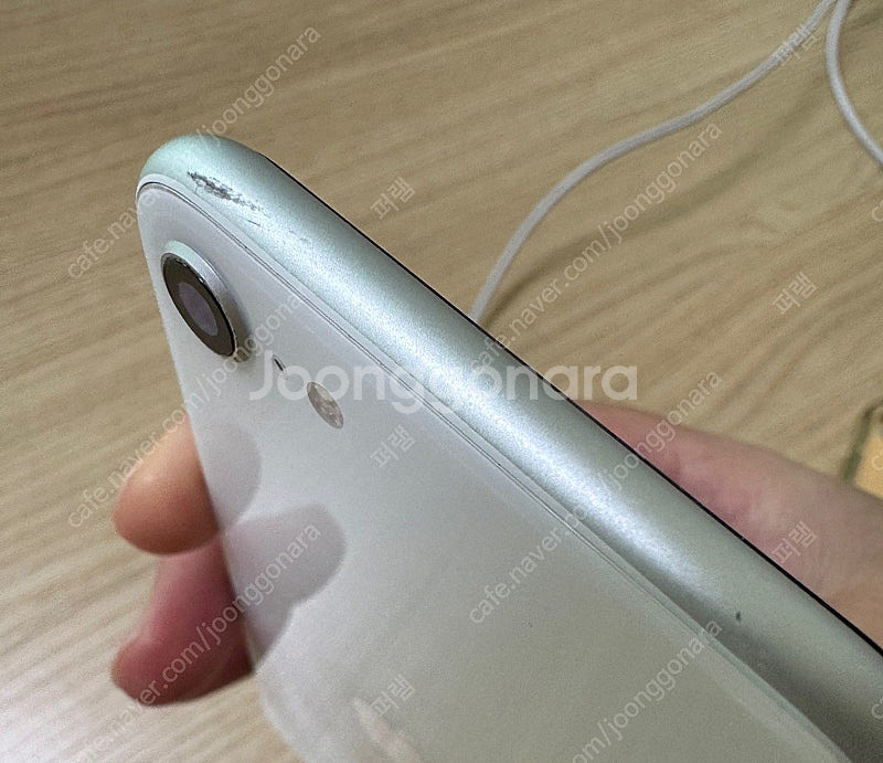 아이폰se2 64g 화이트 팝니다--1