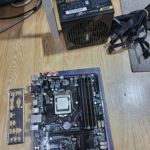i5-4690 + 기가바이트 85m 보드(상태좋음) +삼성램 16기가 / 마닉 600w 플렛파워 2만원/ 정리중