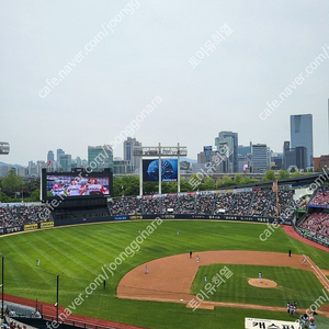 4월 12일 토요일 두산엘지전 3루 네이비석