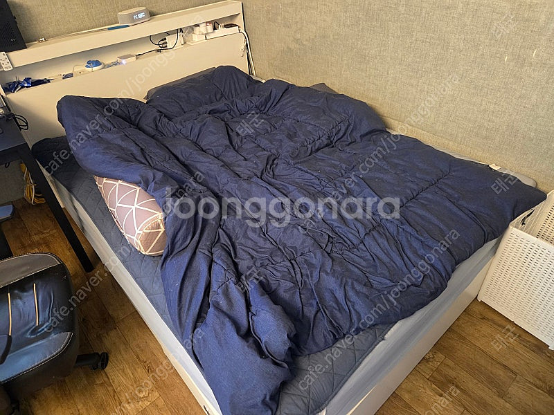 동서가구 퀸사이즈 침대+케미컬폼 매트리스--0