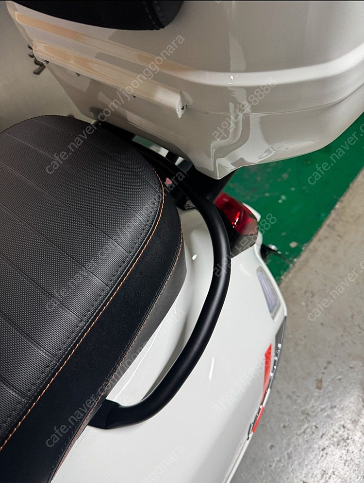 2024 베스파 GTS 125 300 리어 캐리어 + 탑박스 화이트+ 핸들밸런스--3