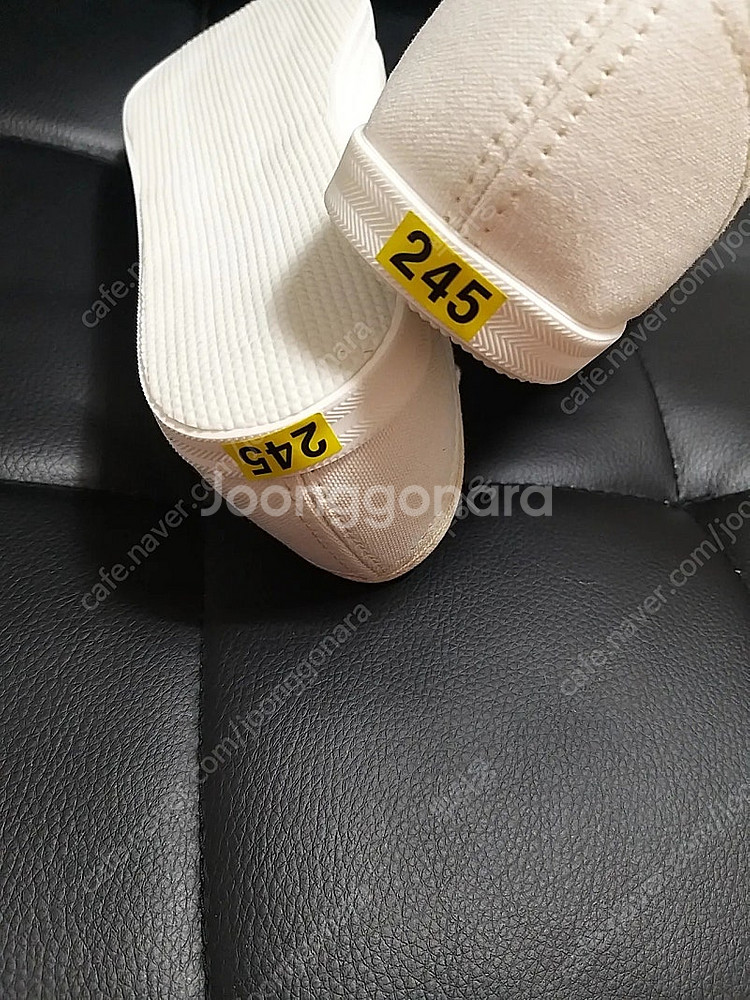새상품 난닝구 아이보리 뾰족스니커즈 245--3