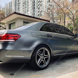 AMG 별휠 19인치 판매합니다. 신품급 휠과 써머타이어 한 계절 주행 후 창고 보관 중.