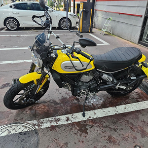 [부산]두카티스크램블러 아이콘 5500km 깔끔한차 판매합니다.650만원입니다.