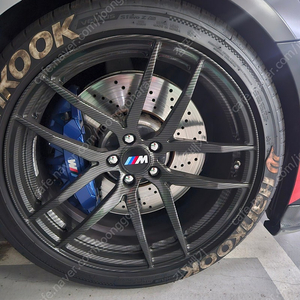 20인치(PCD112 / 8.5j 35 동일) 페이스휠 정품 (카본 수전사작업) (F90m5 착용) 팝니다.