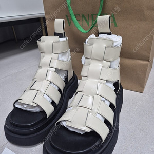 보테가베네타 샌들 팝니다 235-240사이즈