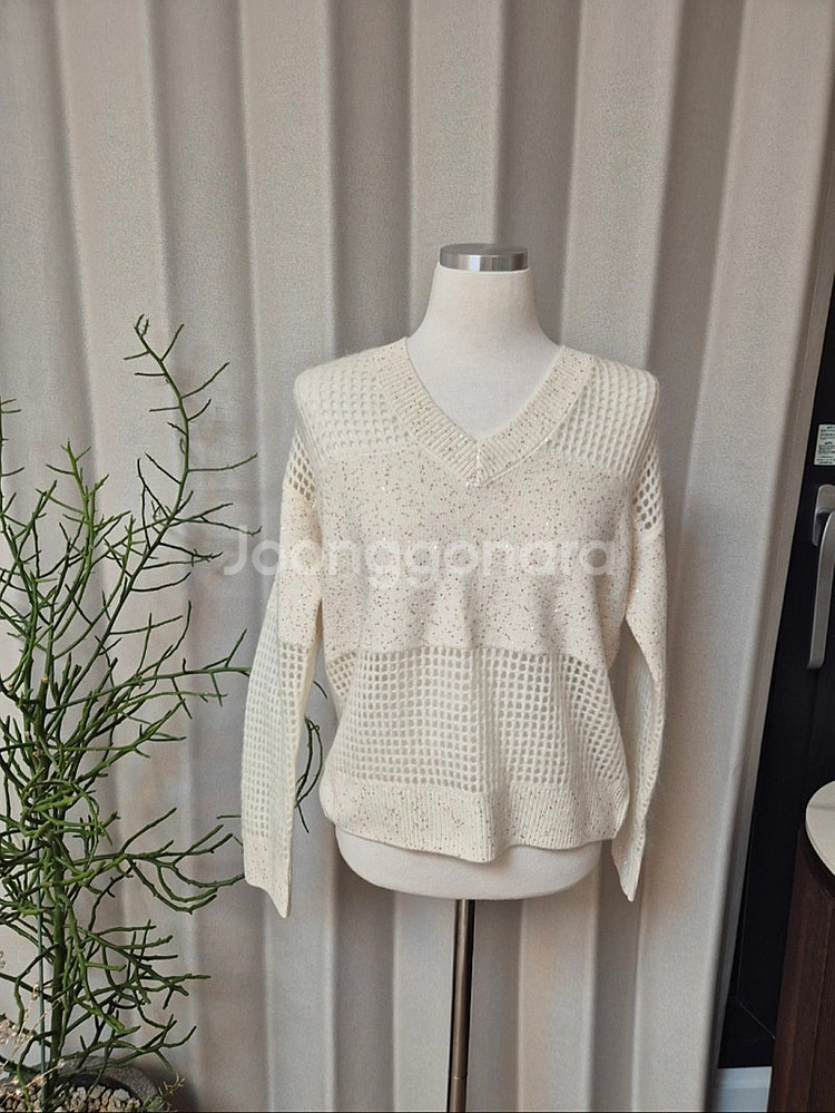 수입 산양울100 BC 화이트 브이넥 니트-새제품--0