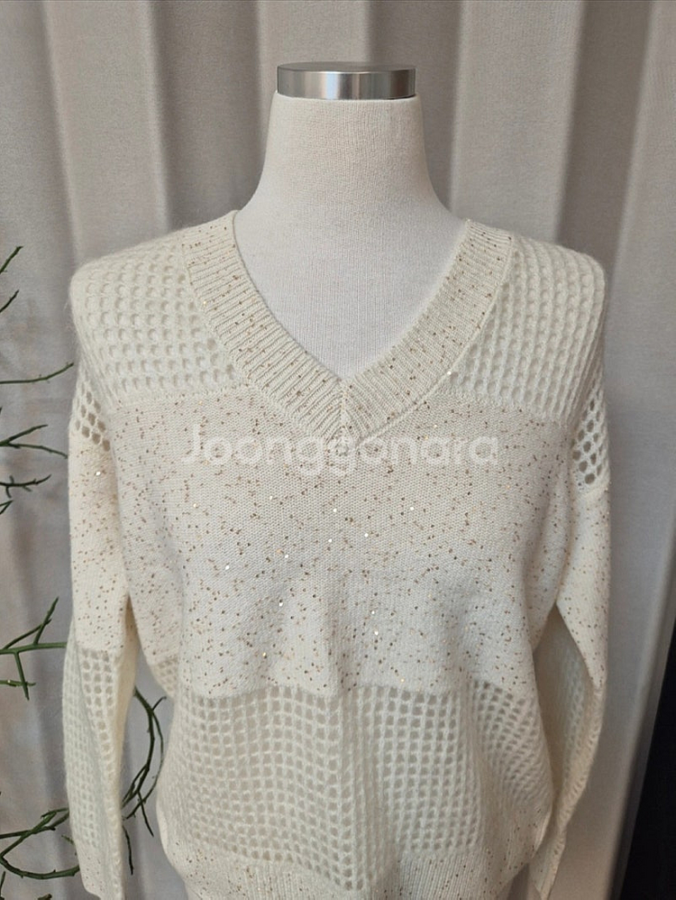 수입 산양울100 BC 화이트 브이넥 니트-새제품--1