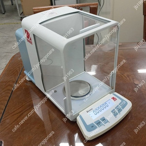 OHAUS DVG215CD Balance (0.01mg)